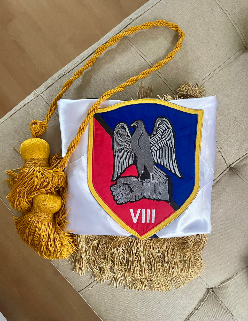 Bandera en satin con escudo bordado