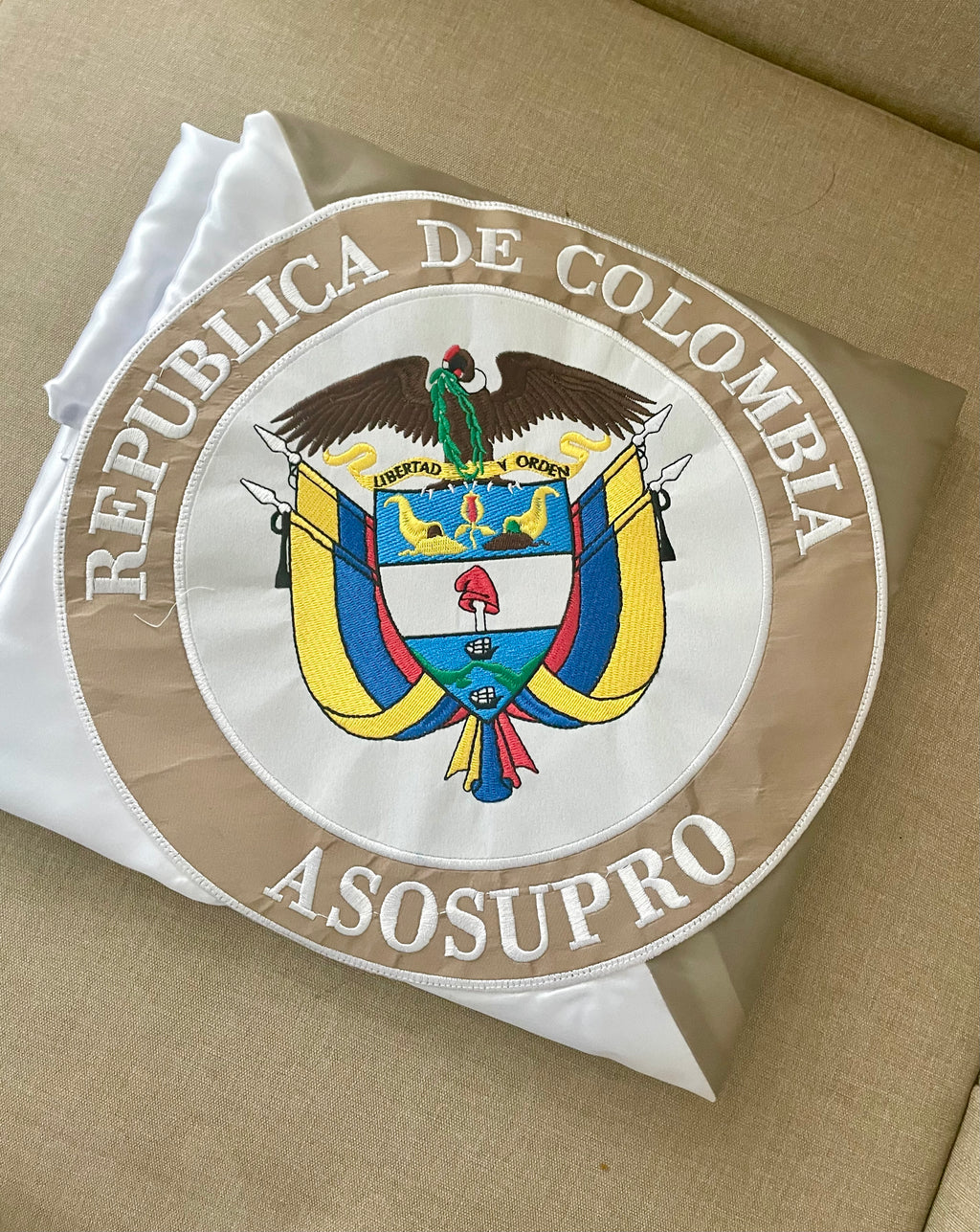 Bandera en satin con escudo bordado