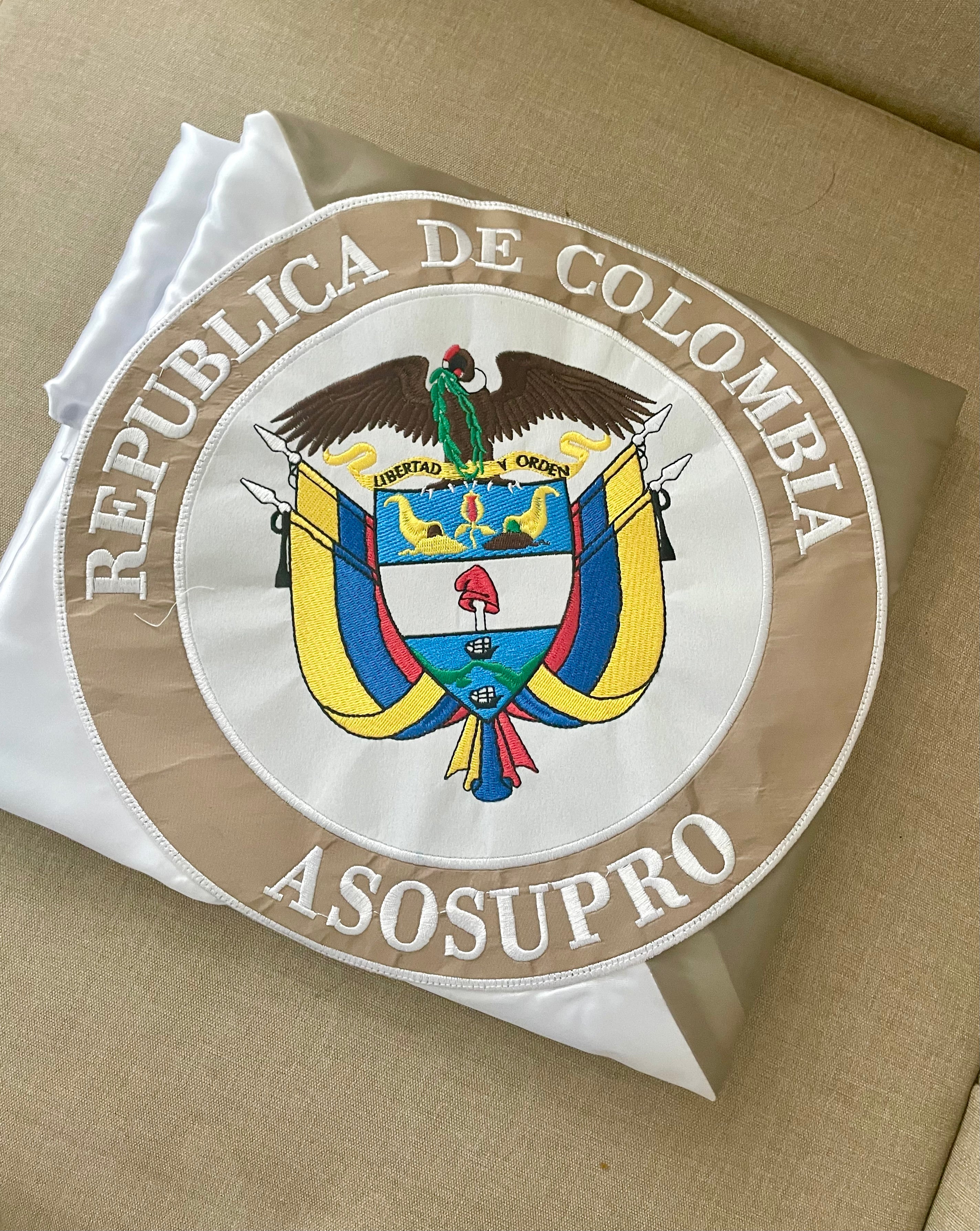 Bandera en satin con escudo bordado